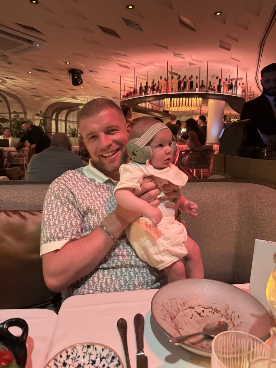Thibaut au restaurant de luxe avec bébé
